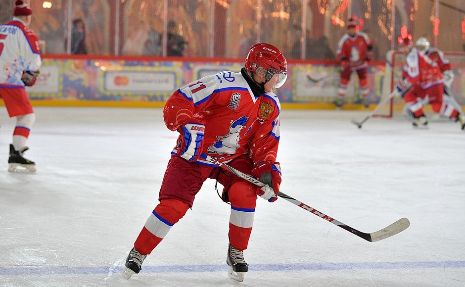 Tổng thống Putin “cháy" hết mình trên sân khúc côn cầu