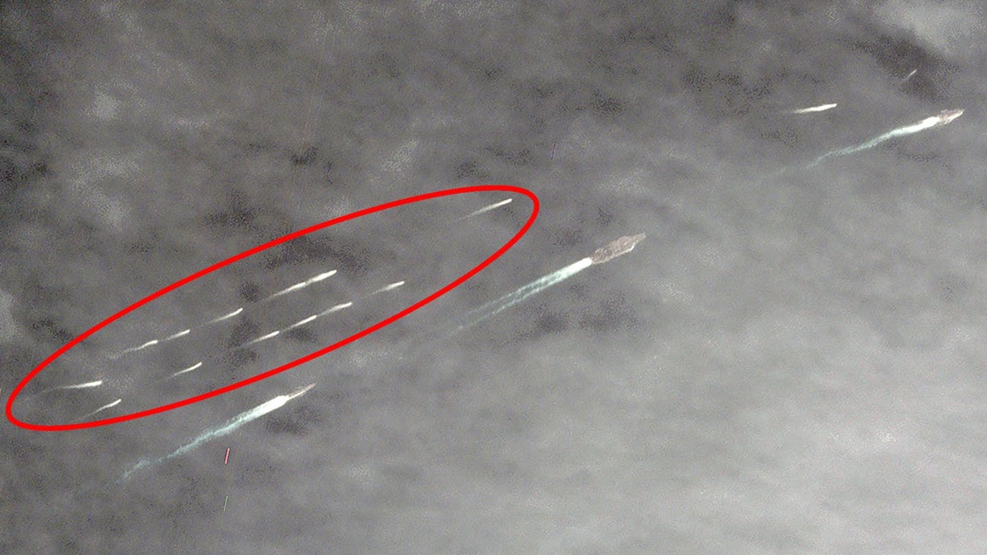 Lộ ảnh 18 chiến hạm Iran bám sát nhóm tàu sân bay Mỹ