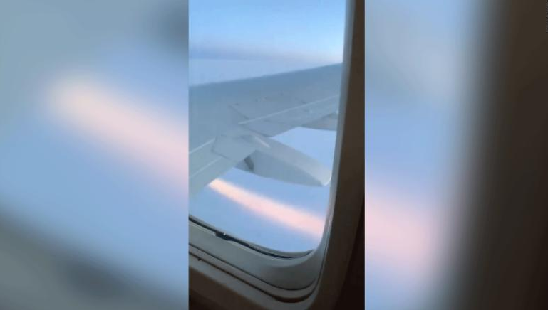 Video động cơ máy bay Boeing cháy “phừng phừng” trên không