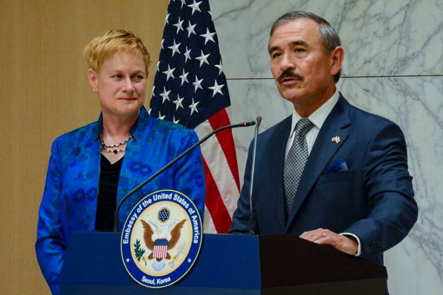 Đại sứ Mỹ tại Hàn Quốc gây tranh cãi vì để ria mép