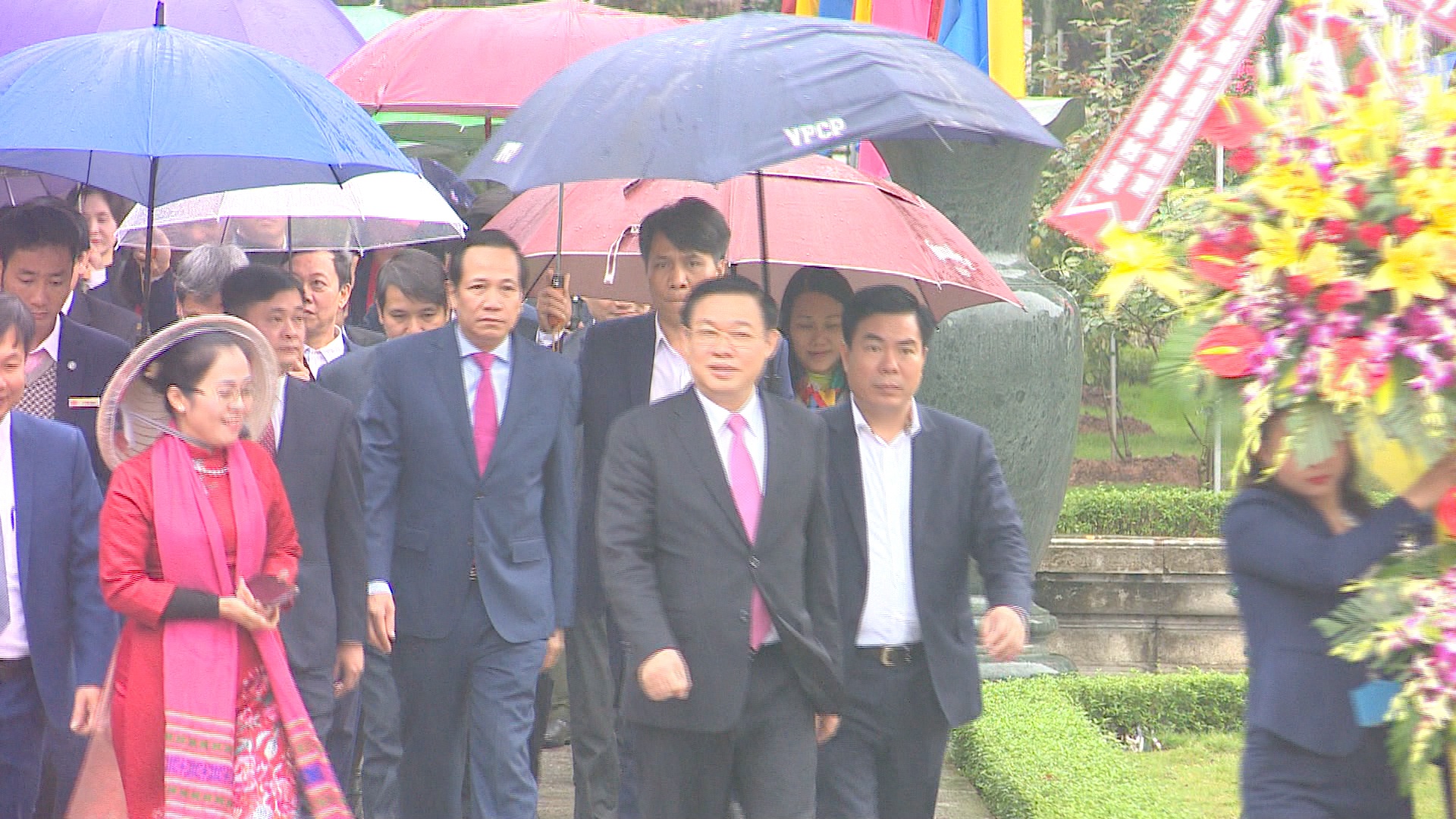 Phó Thủ tướng Vương Đình Huệ thăm, tặng quà các gia đình ...