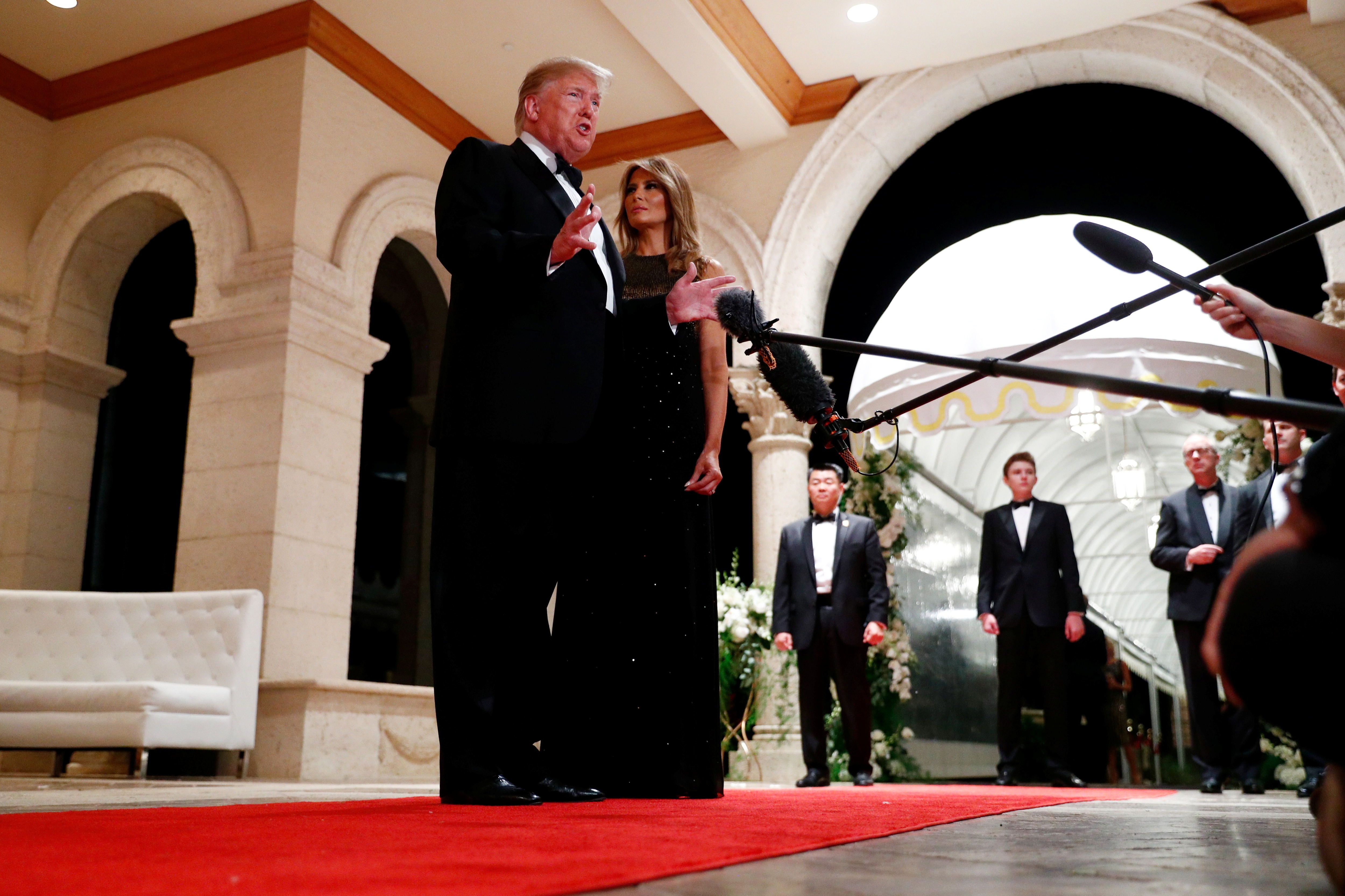 Dự tiệc năm mới, cậu út nhà Trump nổi bật với chiều cao 1,9 mét