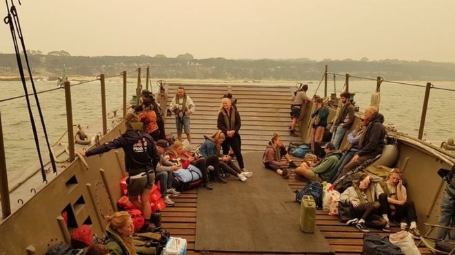 Thủ tướng Australia bị mắng mỏ, từ chối bắt tay vì cháy rừng hoành hành