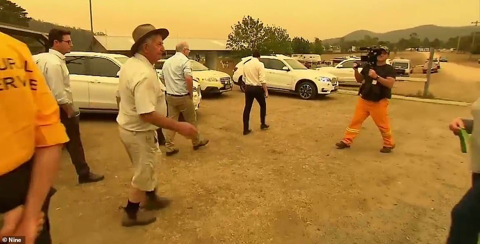 Thủ tướng Australia bị mắng mỏ, từ chối bắt tay vì cháy rừng hoành hành