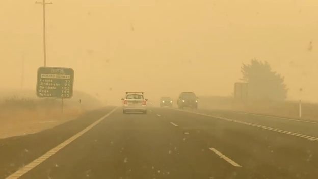 Thủ tướng Australia bị mắng mỏ, từ chối bắt tay vì cháy rừng hoành hành