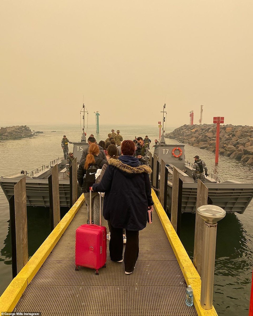 Thủ tướng Australia bị mắng mỏ, từ chối bắt tay vì cháy rừng hoành hành