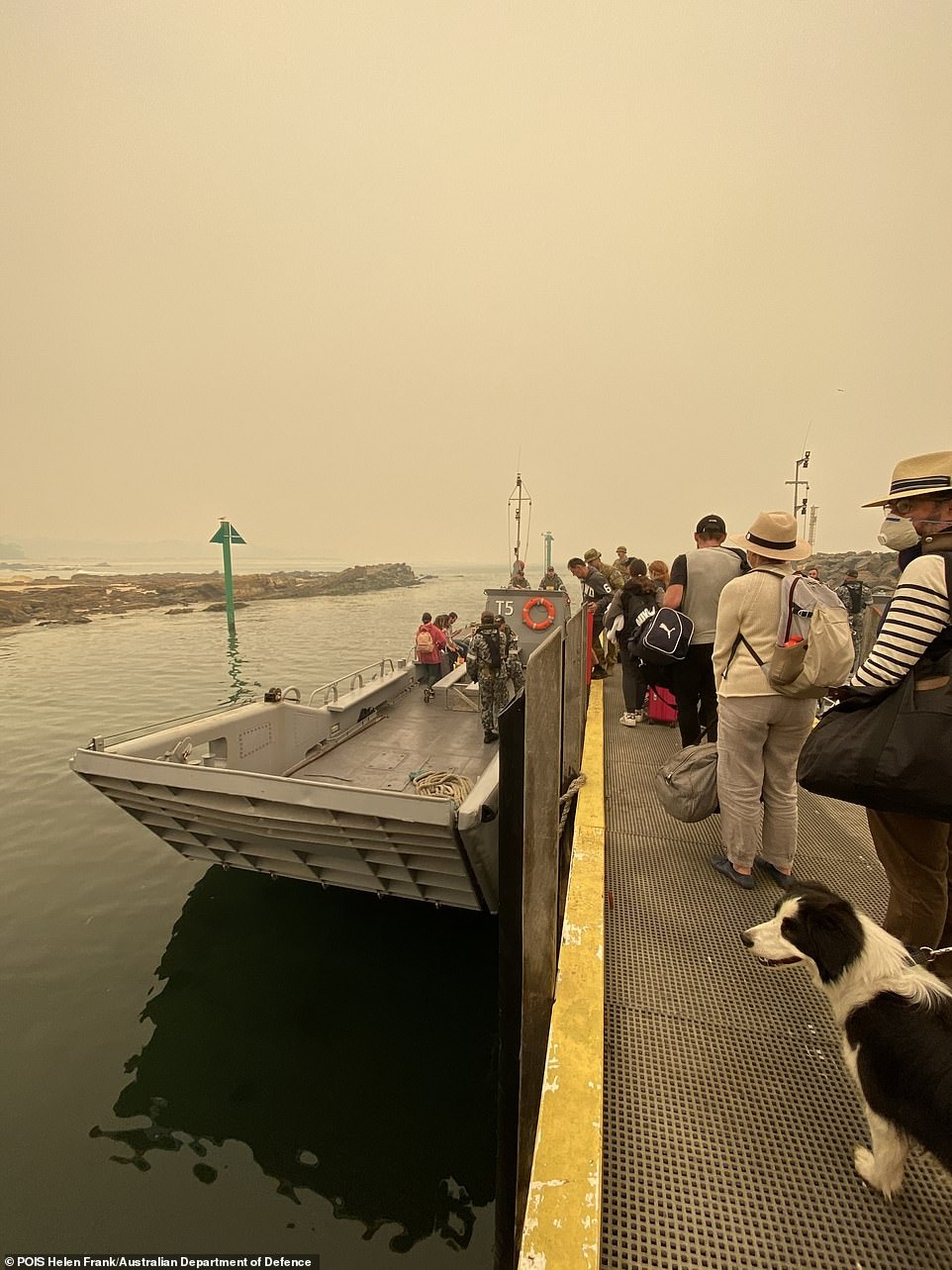 Thủ tướng Australia bị mắng mỏ, từ chối bắt tay vì cháy rừng hoành hành