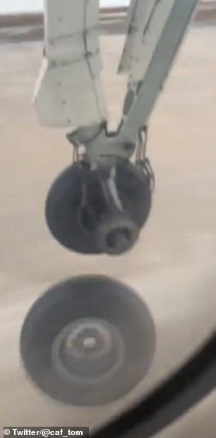 Video lốp máy bay Canada tóe lửa, “rụng” ngay khi cất cánh