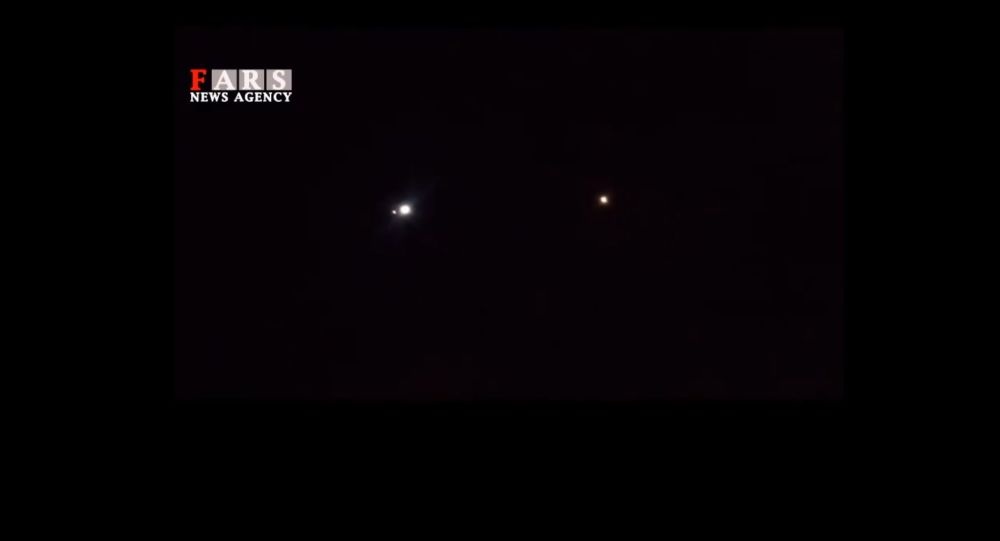 Tên lửa Iran rực sáng trong đêm hướng tới căn cứ Mỹ ở Iraq