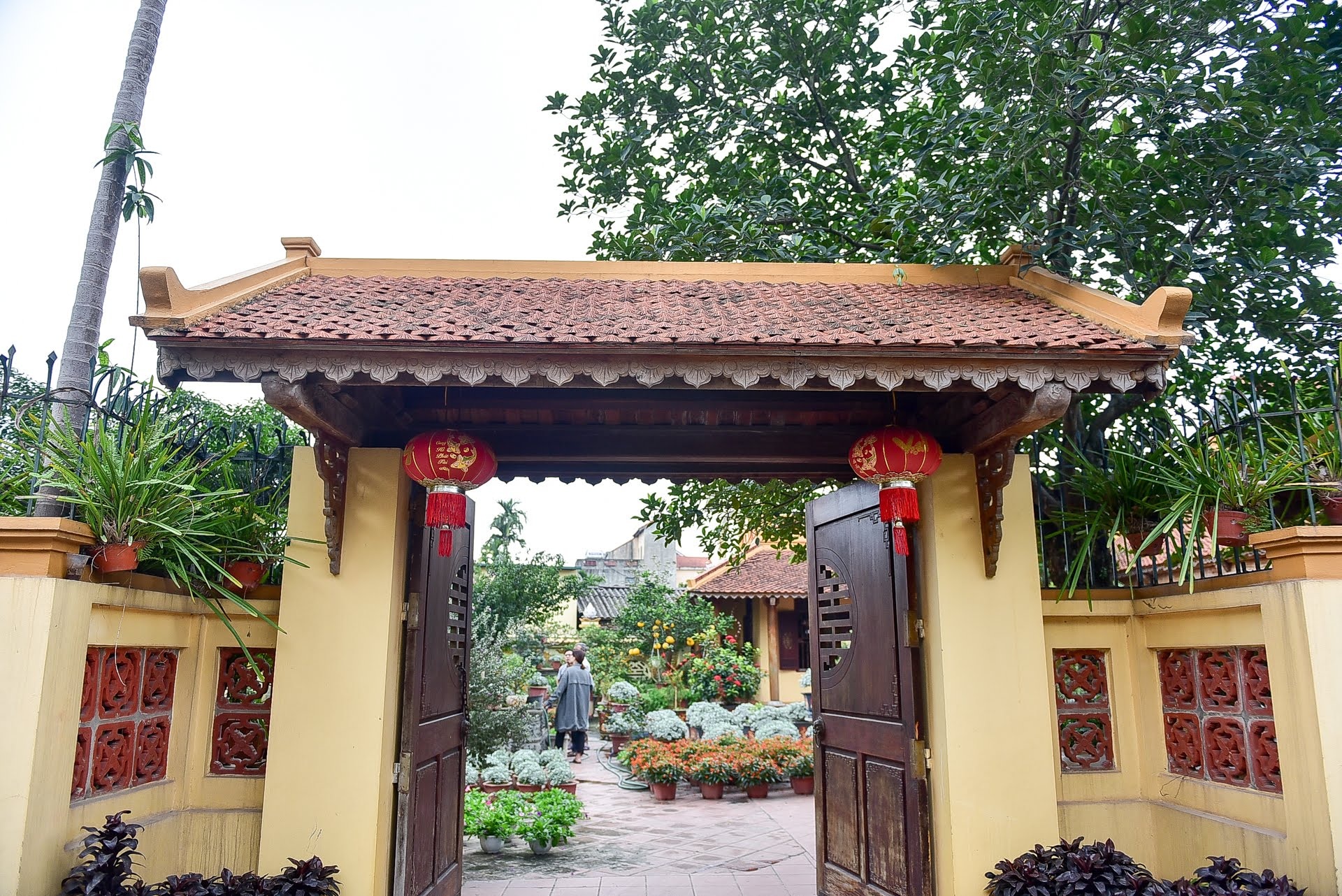 Nhà gỗ Bắc Bộ 1,5 tỷ đồng đẹp hiếm có ở Hưng Yên, ngày nào khách cũng vào ra chiêm ngưỡng - 1 Nhà gỗ Bắc Bộ 1,5 tỷ đồng đẹp hiếm có ở Hưng Yên, ngày nào khách cũng vào ra chiêm ngưỡng - 1