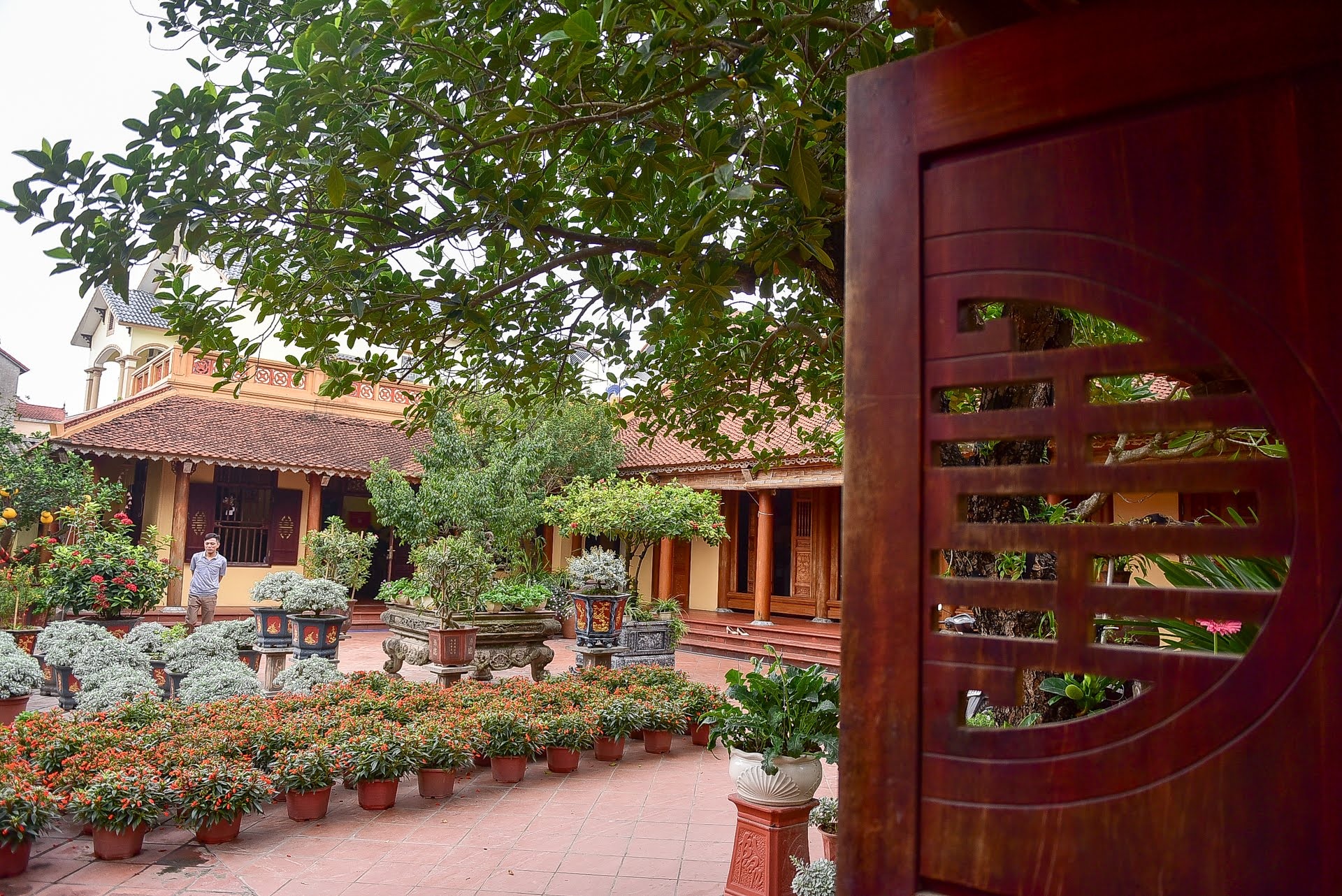 Nhà gỗ Bắc Bộ 1,5 tỷ đồng đẹp hiếm có ở Hưng Yên, ngày nào khách cũng vào ra chiêm ngưỡng - 12 Nhà gỗ Bắc Bộ 1,5 tỷ đồng đẹp hiếm có ở Hưng Yên, ngày nào khách cũng vào ra chiêm ngưỡng - 12