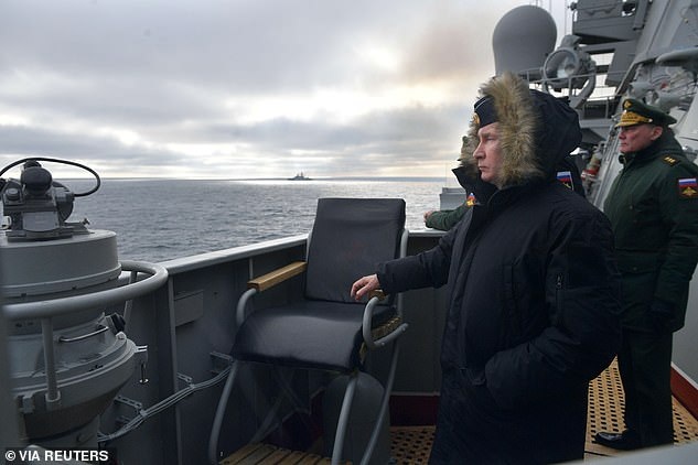 Tổng thống Putin lên tàu tuần dương thị sát tập trận gần Crimea