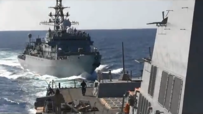 Tàu chiến Nga bị "tố" suýt đâm trúng tàu Mỹ