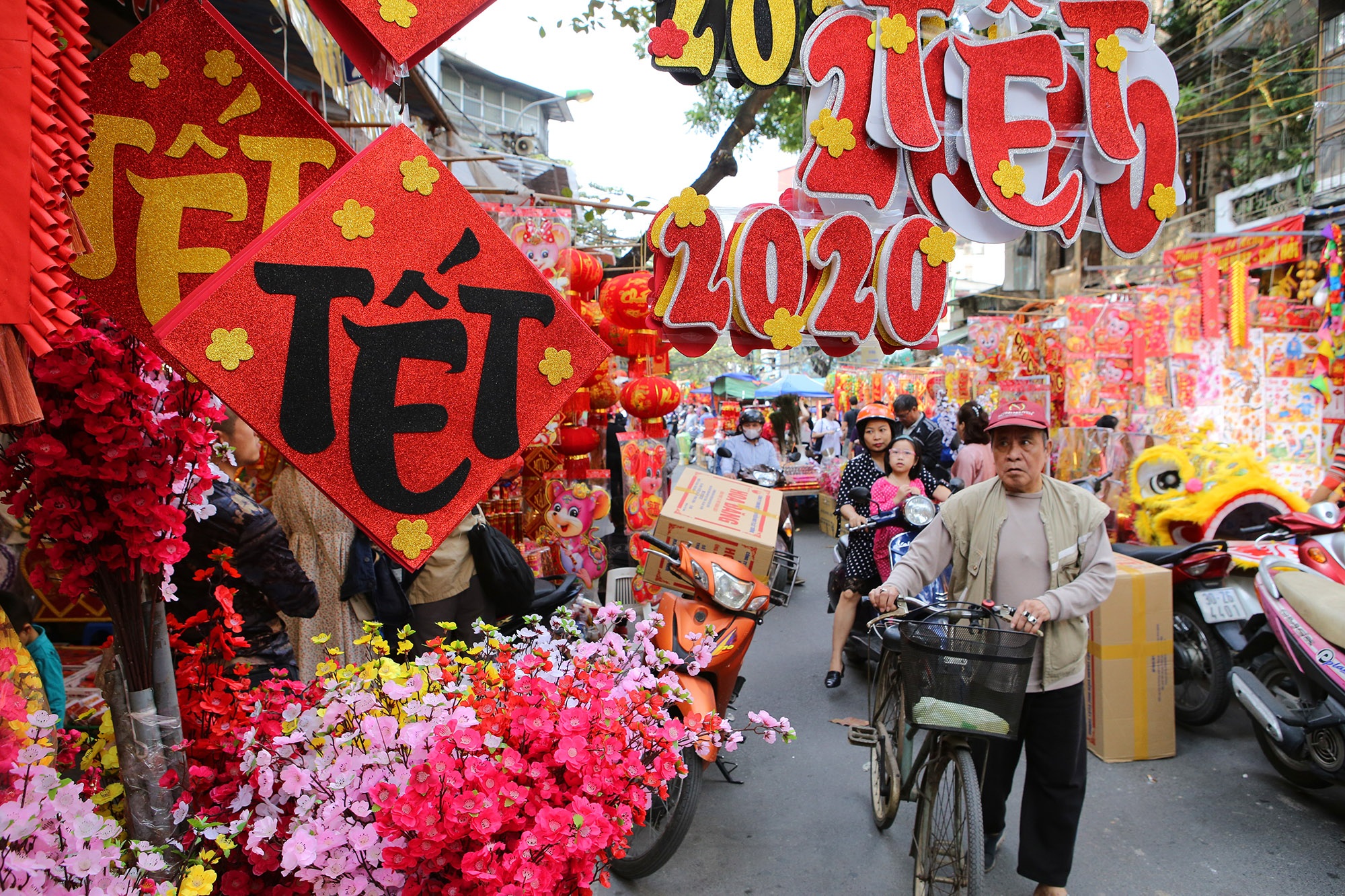 Nồng nàn vị Tết ở chợ hoa lâu đời nhất Hà Nội | Báo Dân trí