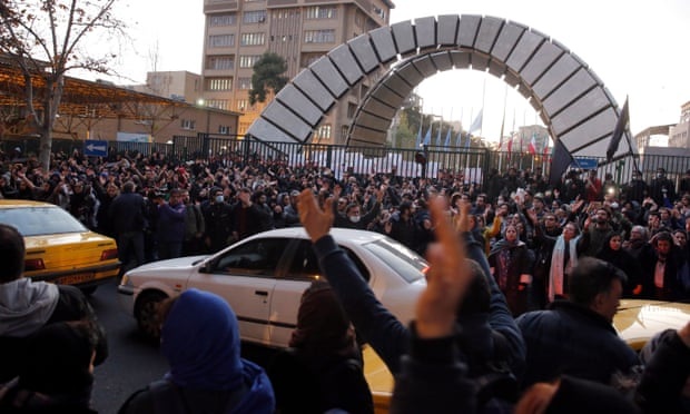 Đại sứ Anh ở Iran bị Tehran bắt giữ, London nổi giận