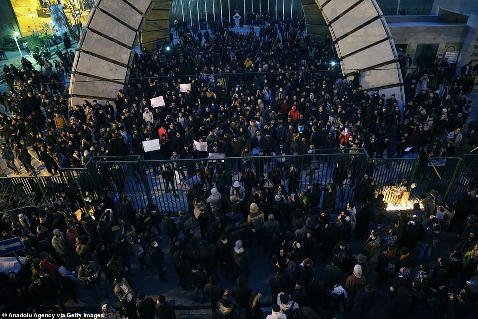 Người Iran biểu tình đòi lãnh đạo từ chức sau vụ bắn nhầm máy bay