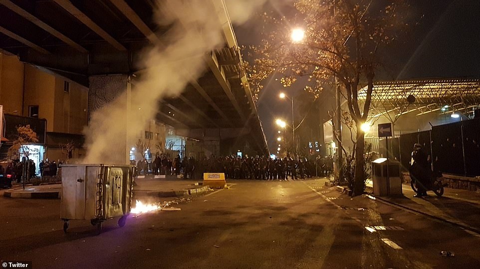 Người Iran biểu tình đòi lãnh đạo từ chức sau vụ bắn nhầm máy bay