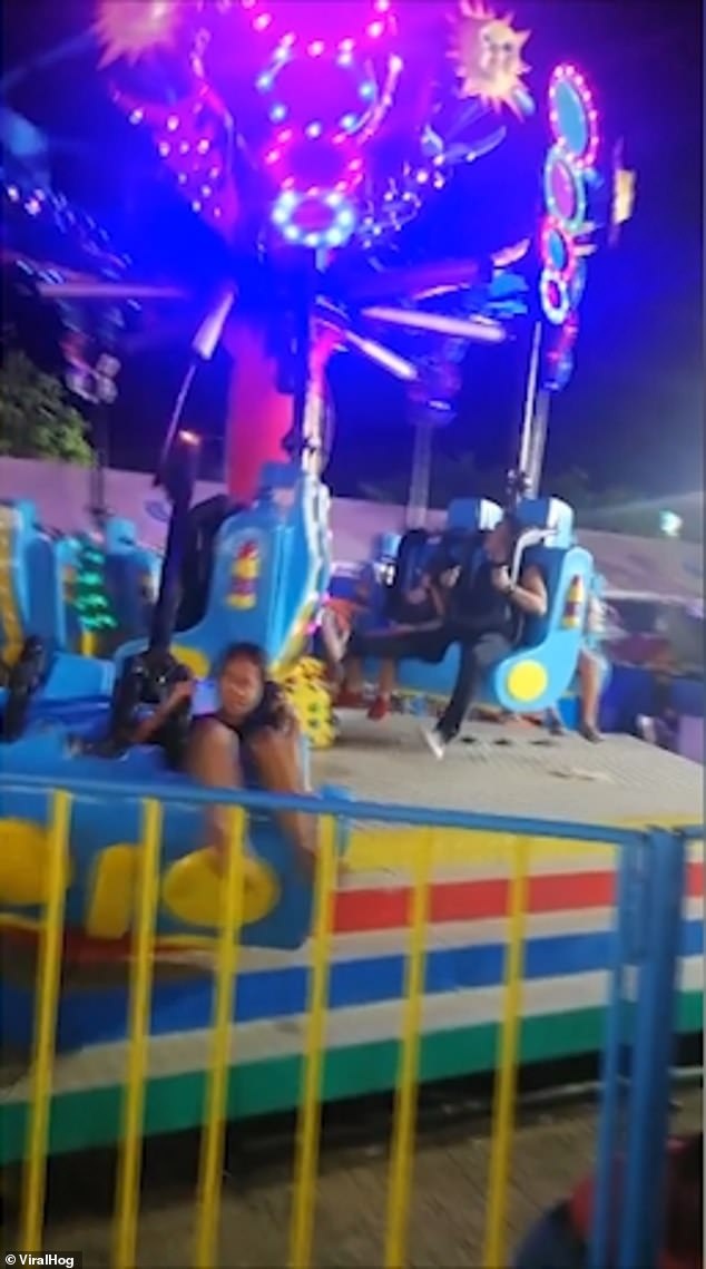 Khoảnh khắc đu quay gãy trục, hất tung hai người xuống đất