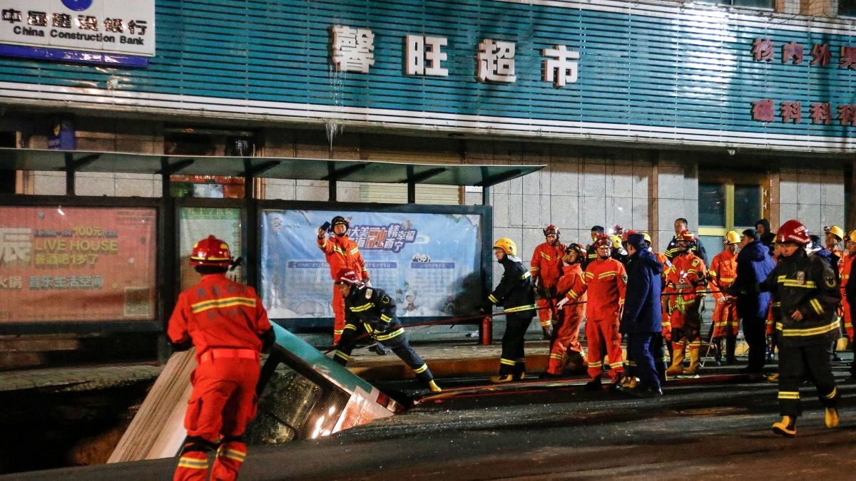 Trung Quốc: “Hố tử thần” nuốt chửng xe buýt, ít nhất 6 người chết