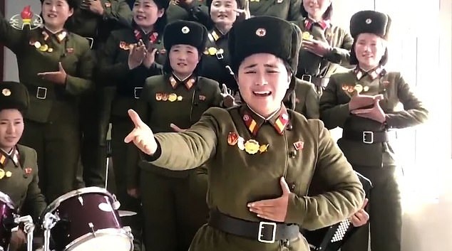 Nữ quân nhân Triều Tiên bật khóc khi trình diễn trước ông Kim Jong-un