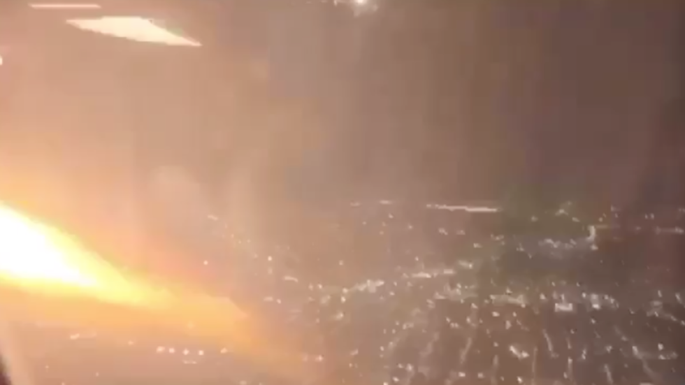 Khoảnh khắc động cơ máy bay Mỹ tóe lửa trên không trung