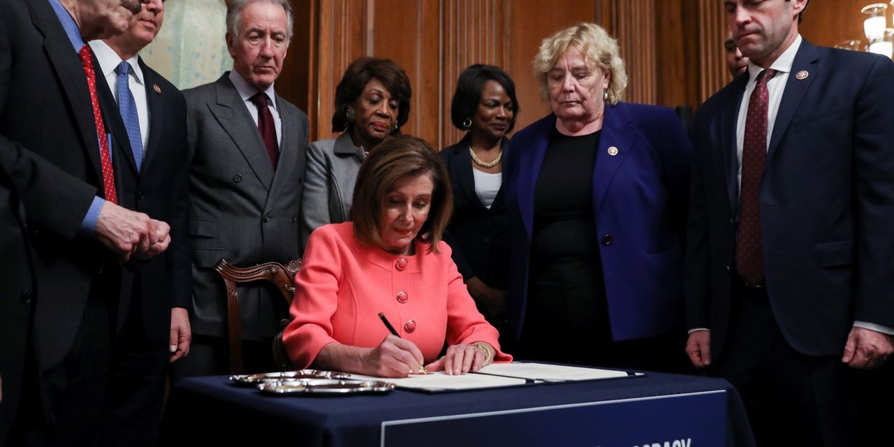 Chủ tịch Hạ viện Mỹ dùng 32 cây bút ký luận tội ông Trump