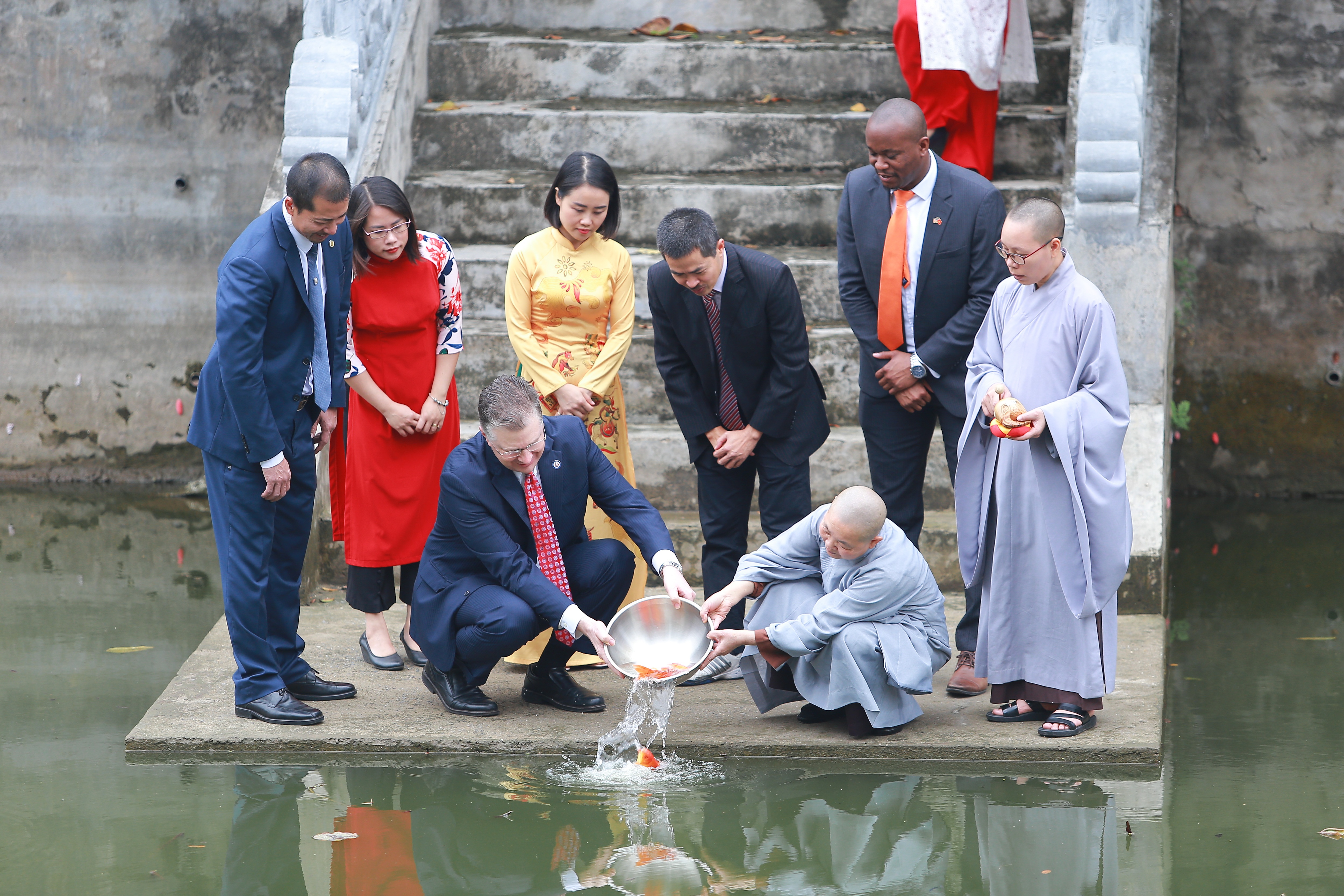 Đại sứ Mỹ thả cá chép, chúc mừng năm mới bằng tiếng Việt - 16