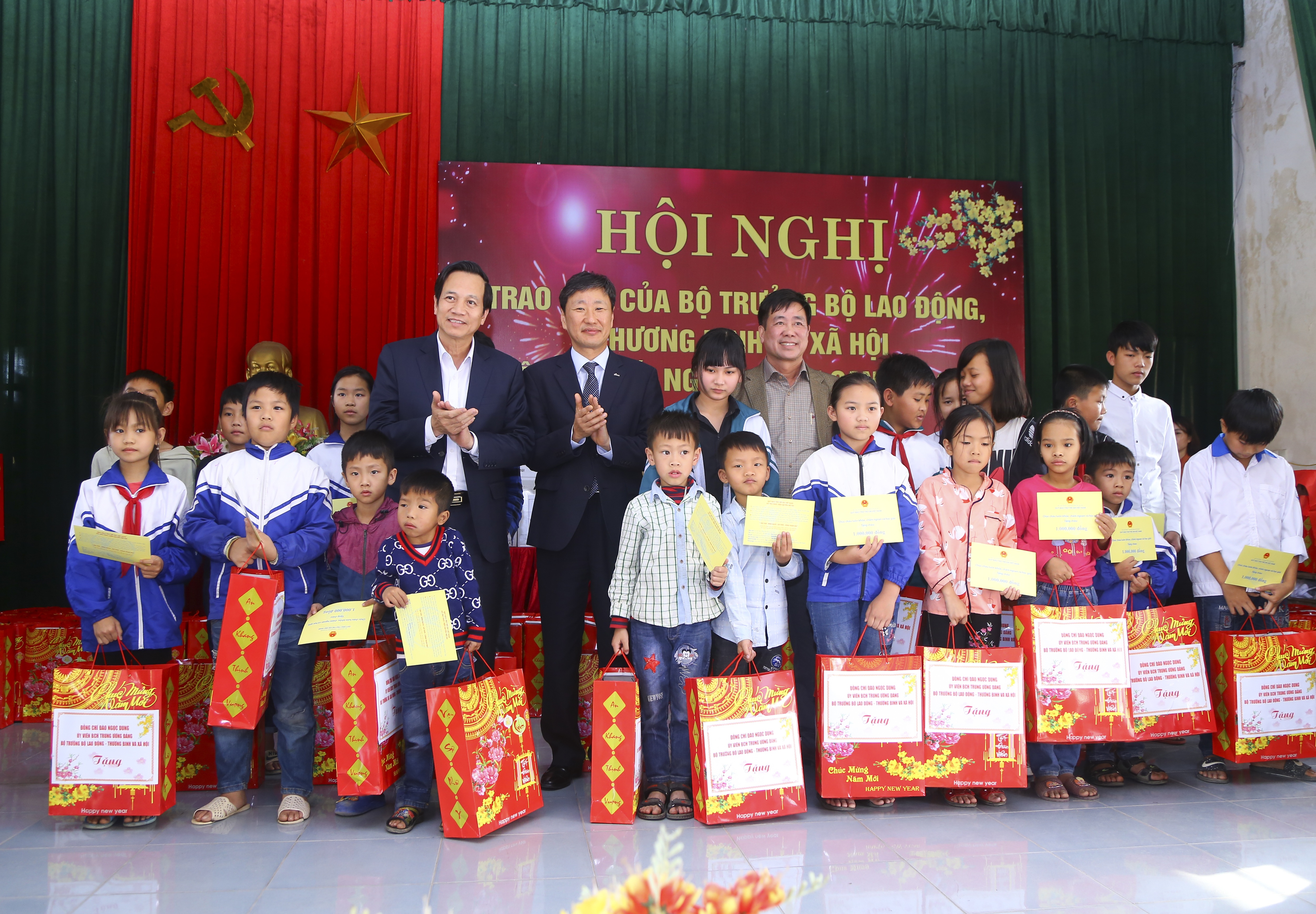 Bộ trưởng Đào Ngọc Dung: “Mong cho Tết này không còn ai cô đơn” - 1 Bộ trưởng Đào Ngọc Dung: “Mong cho Tết này không còn ai cô đơn” - 1