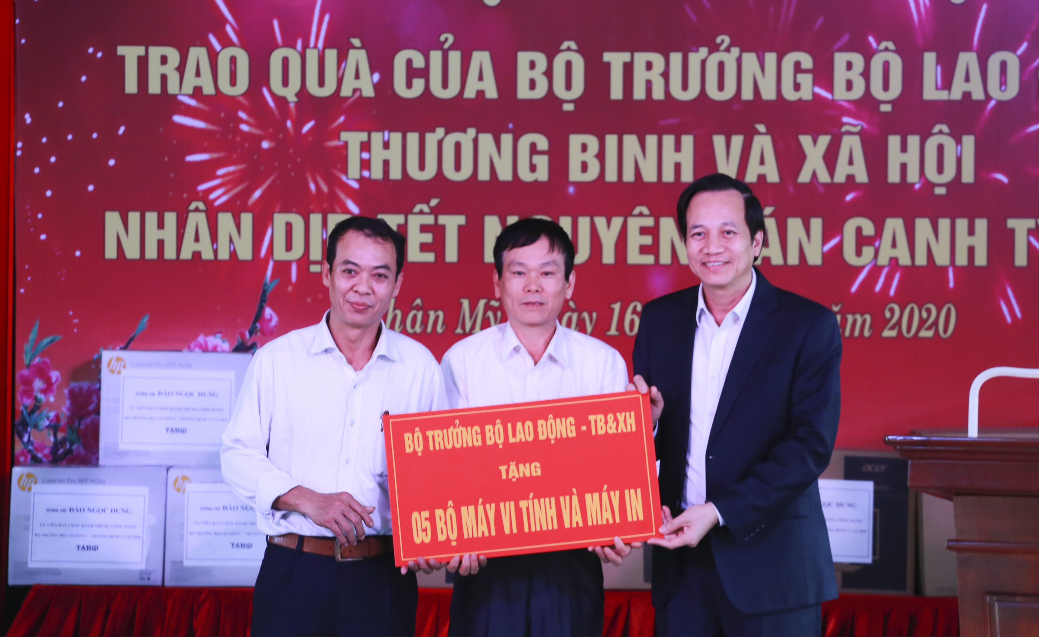 Bộ trưởng Đào Ngọc Dung: “Mong cho Tết này không còn ai cô đơn” - 2 Bộ trưởng Đào Ngọc Dung: “Mong cho Tết này không còn ai cô đơn” - 2