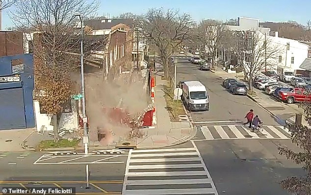 Ngôi nhà ở Mỹ bất ngờ đổ sập thành đống gạch vụn