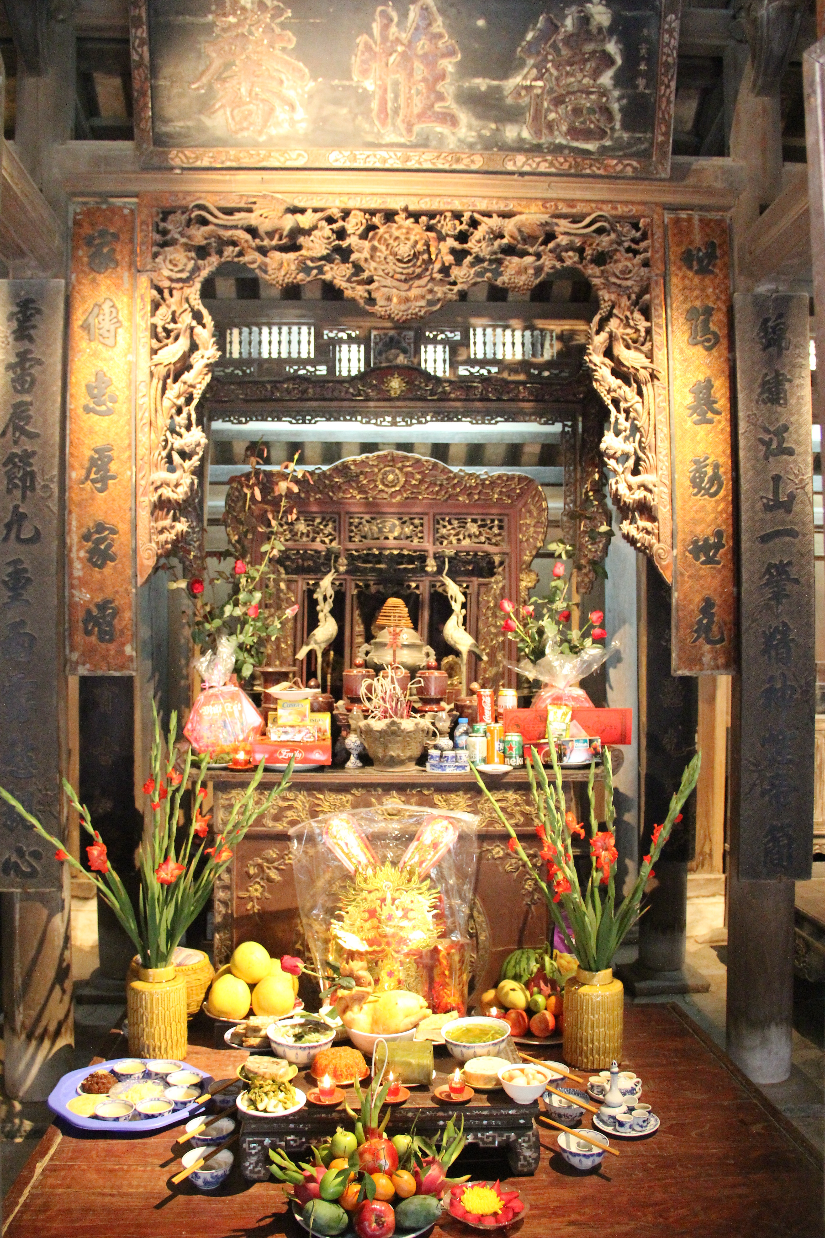 View - Giới trẻ háo hức xem dựng cây nêu, nặn pháo đất, đón Tết quê giữa lòng phố | Báo Dân trí