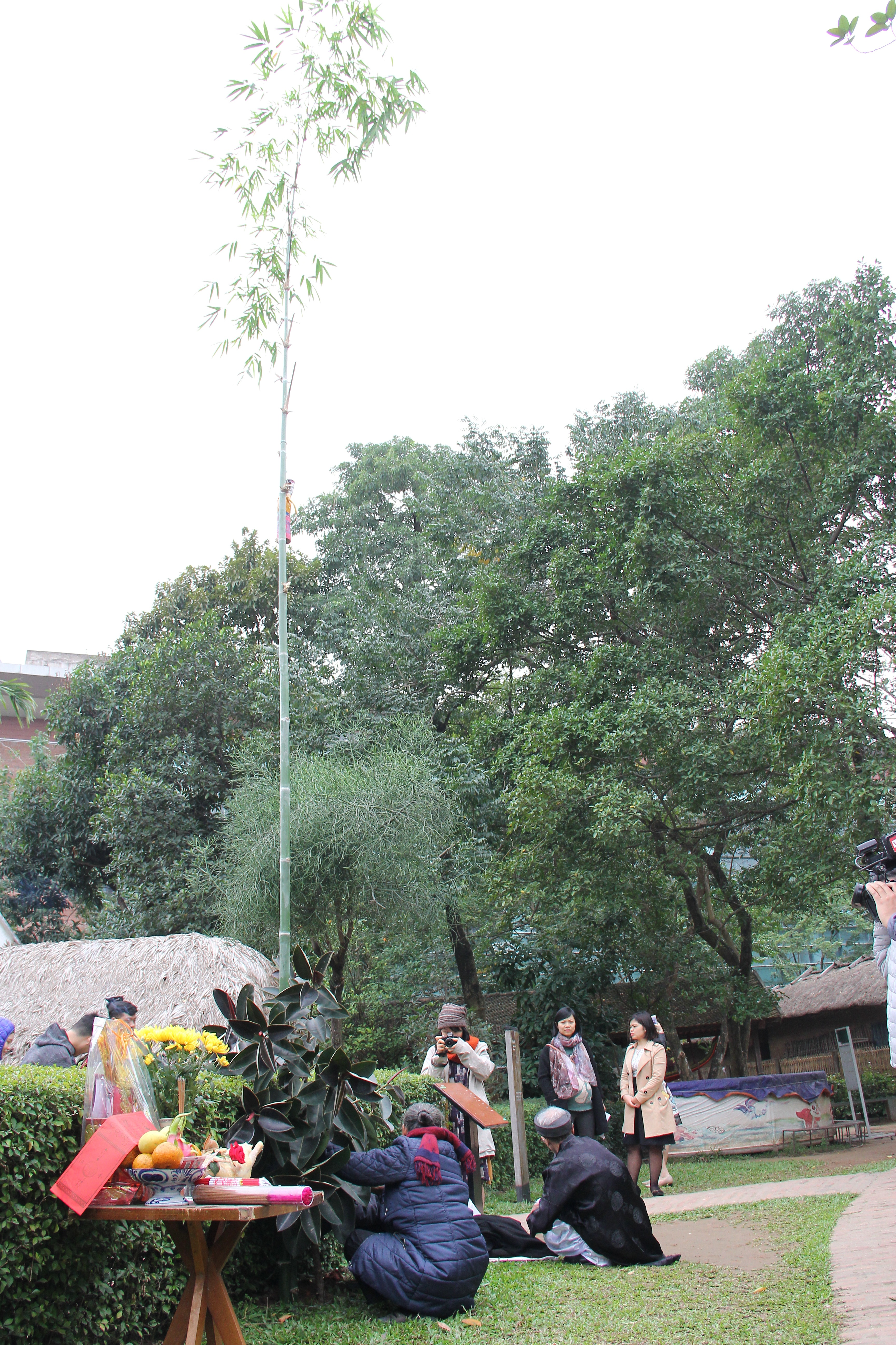 View - Giới trẻ háo hức xem dựng cây nêu, nặn pháo đất, đón Tết quê giữa lòng phố | Báo Dân trí