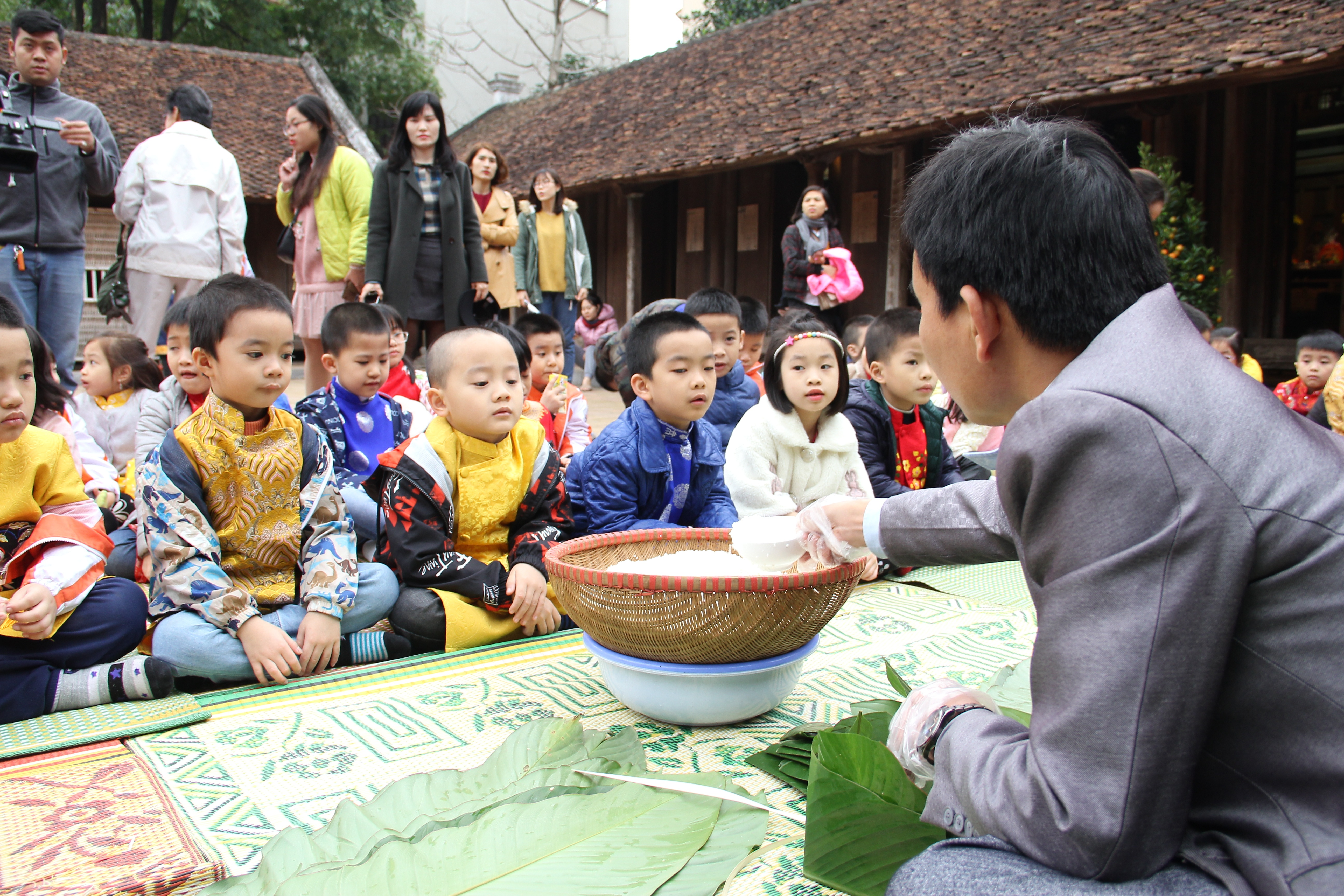 View - Giới trẻ háo hức xem dựng cây nêu, nặn pháo đất, đón Tết quê giữa lòng phố | Báo Dân trí