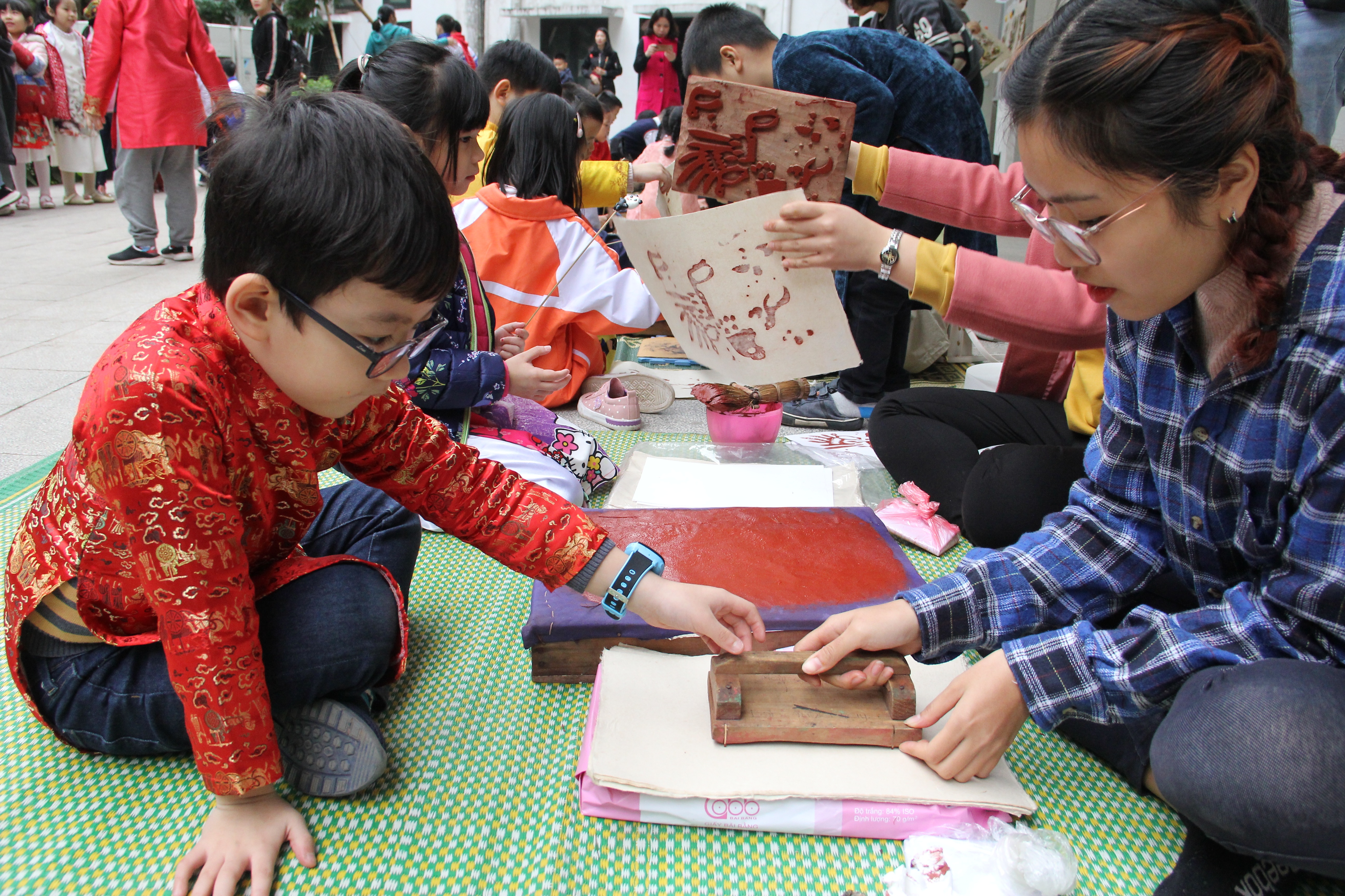 View - Giới trẻ háo hức xem dựng cây nêu, nặn pháo đất, đón Tết quê giữa lòng phố | Báo Dân trí