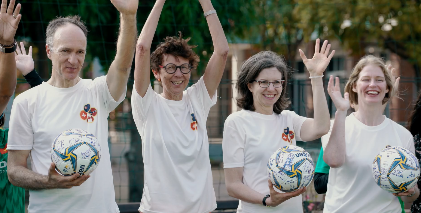 Các Đại sứ lăn xả trên sân bóng cùng đội tuyển nữ Việt Nam