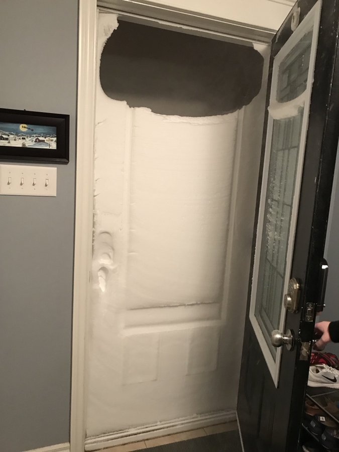 "Bom bão tuyết" hy hữu làm tê liệt thành phố của Canada