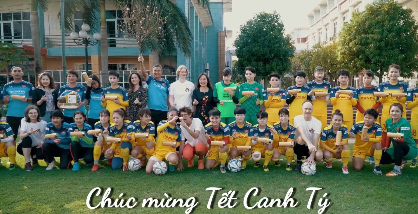 Các Đại sứ lăn xả trên sân bóng cùng đội tuyển nữ Việt Nam