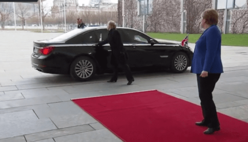 Video Thủ tướng Anh bị “mắc kẹt” trong xe trước mặt Thủ tướng Đức