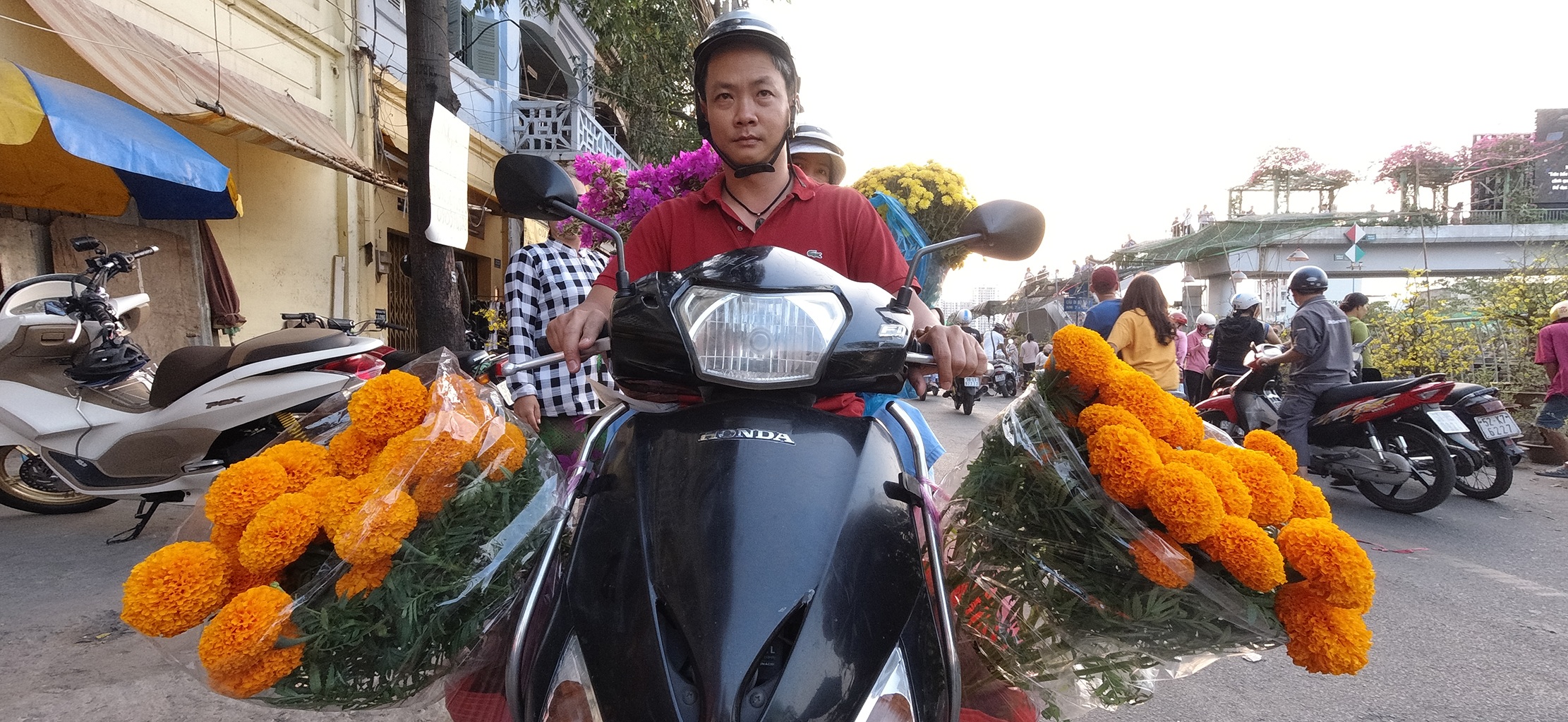 Một lần đi chợ hoa trên bến dưới thuyền độc, lạ nhất Sài Gòn - 6 Một lần đi chợ hoa trên bến dưới thuyền độc, lạ nhất Sài Gòn - 6