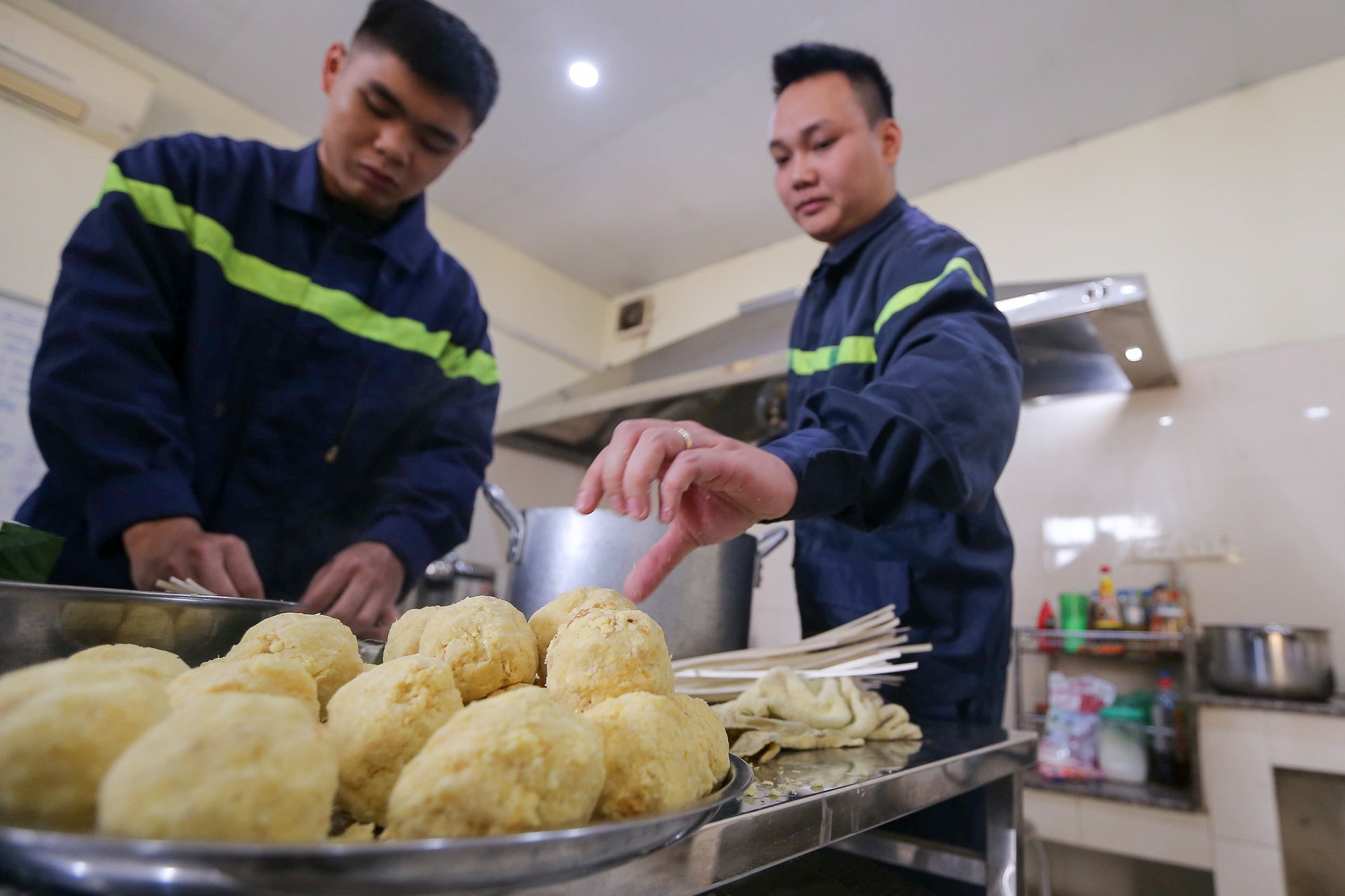 Xem lính cứu hỏa trổ tài gói bánh chưng đón Tết - 2 Xem lính cứu hỏa trổ tài gói bánh chưng đón Tết - 2
