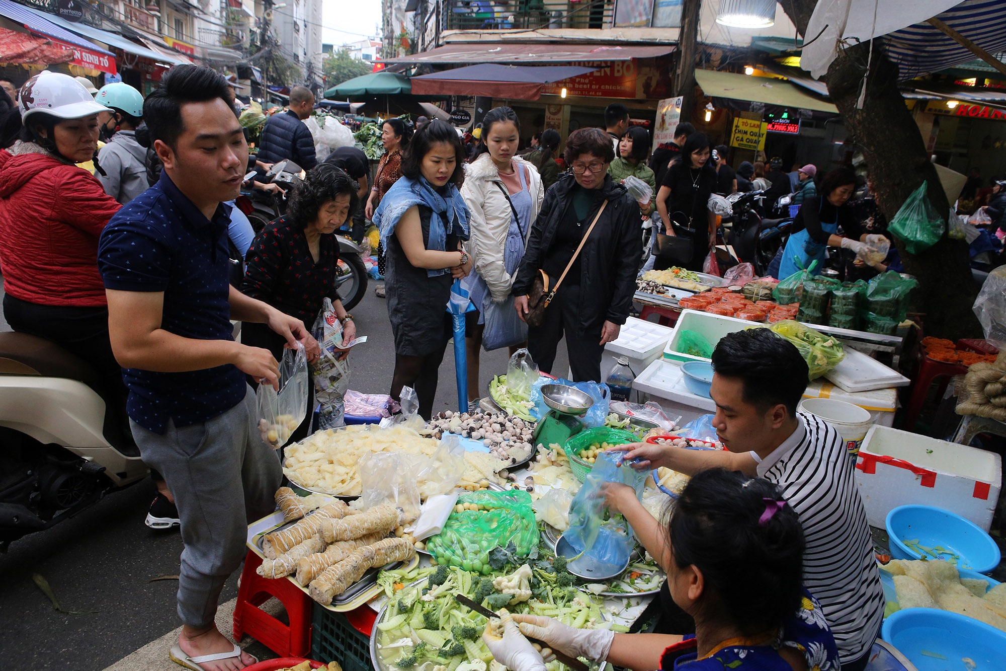 Người Hà Nội chen chân trong phiên chợ cuối cùng của năm - 10 Người Hà Nội chen chân trong phiên chợ cuối cùng của năm - 10
