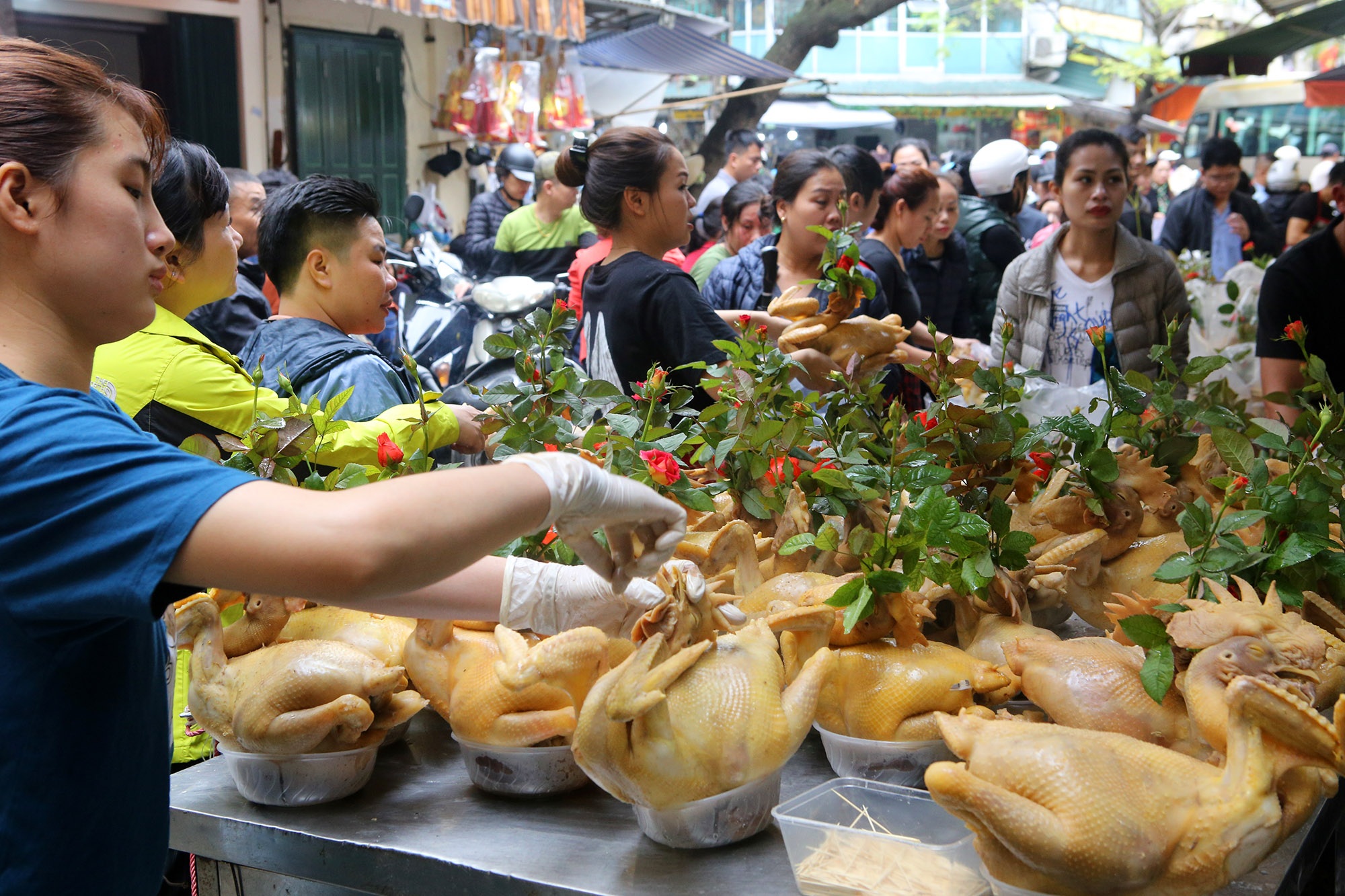 Người Hà Nội chen chân trong phiên chợ cuối cùng của năm - 2 Người Hà Nội chen chân trong phiên chợ cuối cùng của năm - 2