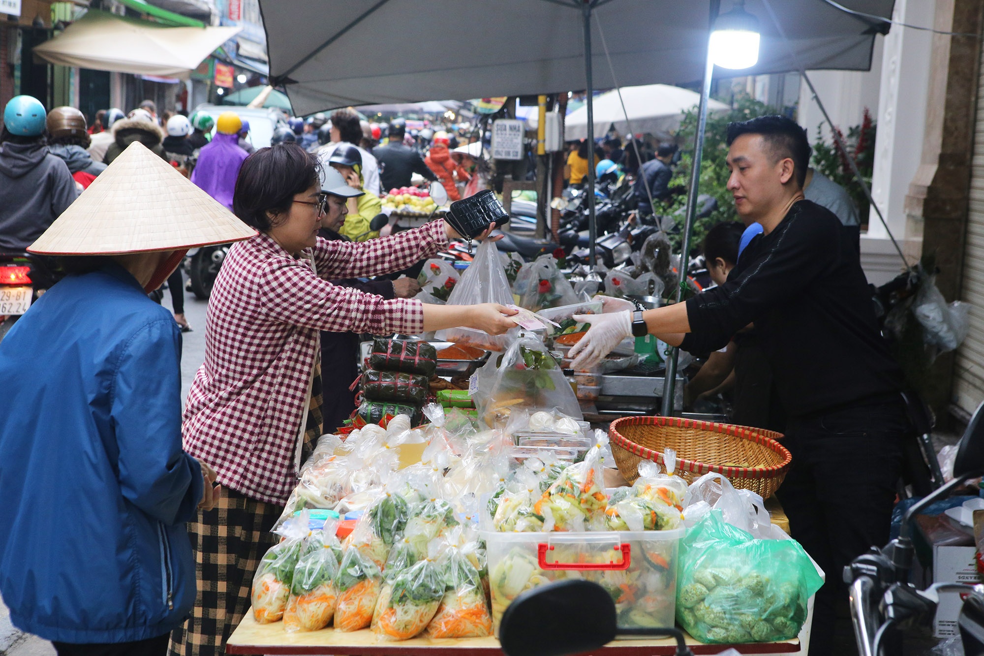 Người Hà Nội chen chân trong phiên chợ cuối cùng của năm - 8 Người Hà Nội chen chân trong phiên chợ cuối cùng của năm - 8