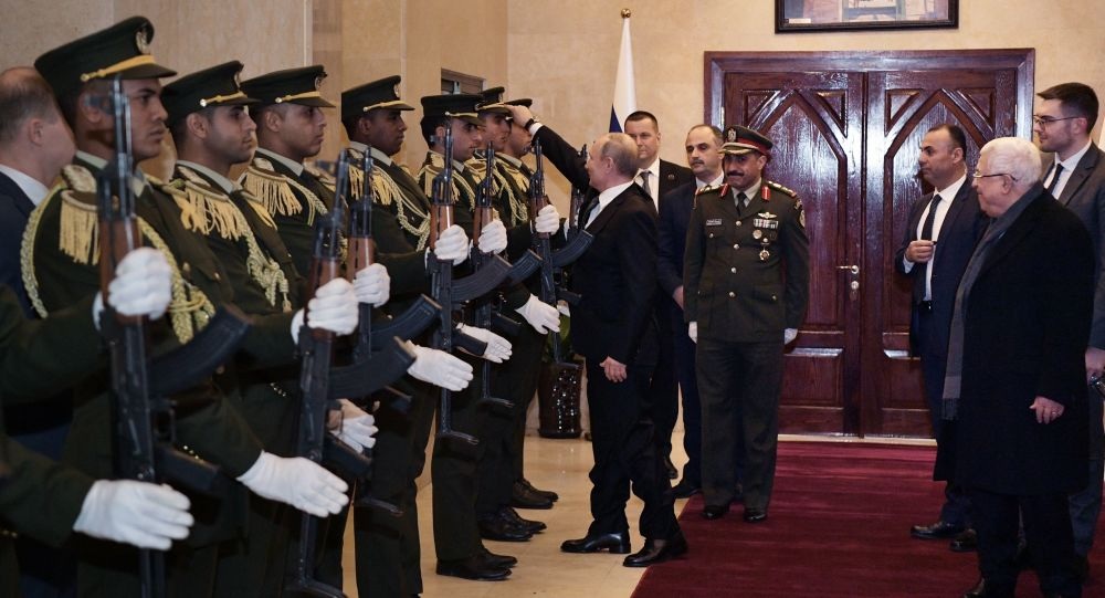 Video Tổng thống Putin nhặt mũ cho quân nhân gây “bão” mạng