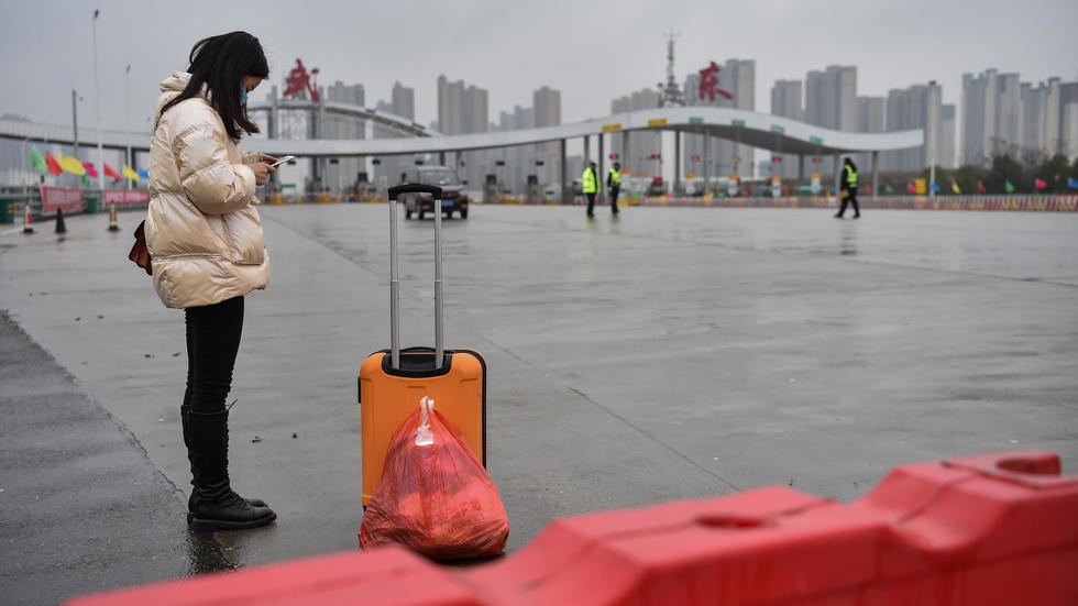 Người nước ngoài ăn bánh quy cầm hơi, chờ sơ tán khỏi tâm dịch viêm phổi Vũ Hán