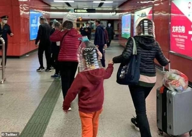 Người Trung Quốc trùm túi nilon, đội chai nhựa tránh virus corona