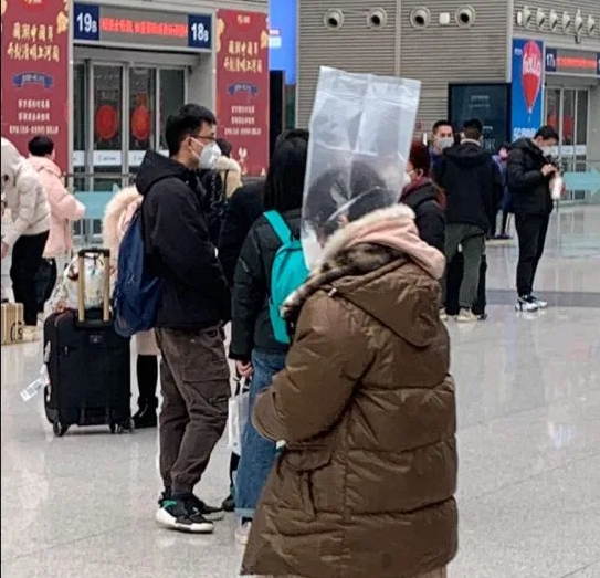 Người Trung Quốc trùm túi nilon, đội chai nhựa tránh virus corona