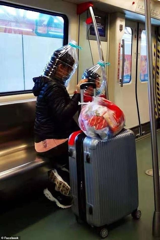 Người Trung Quốc trùm túi nilon, đội chai nhựa tránh virus corona