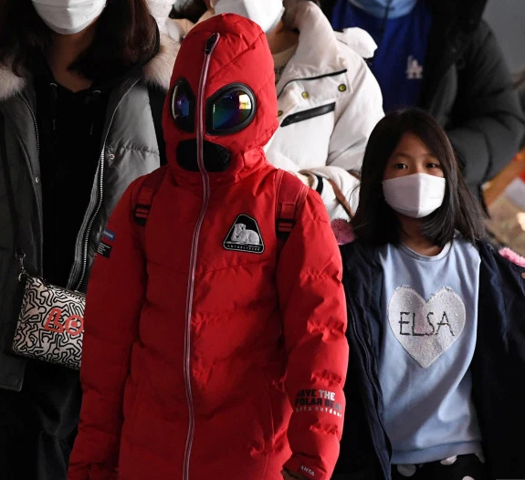 Người Trung Quốc trùm túi nilon, đội chai nhựa tránh virus corona