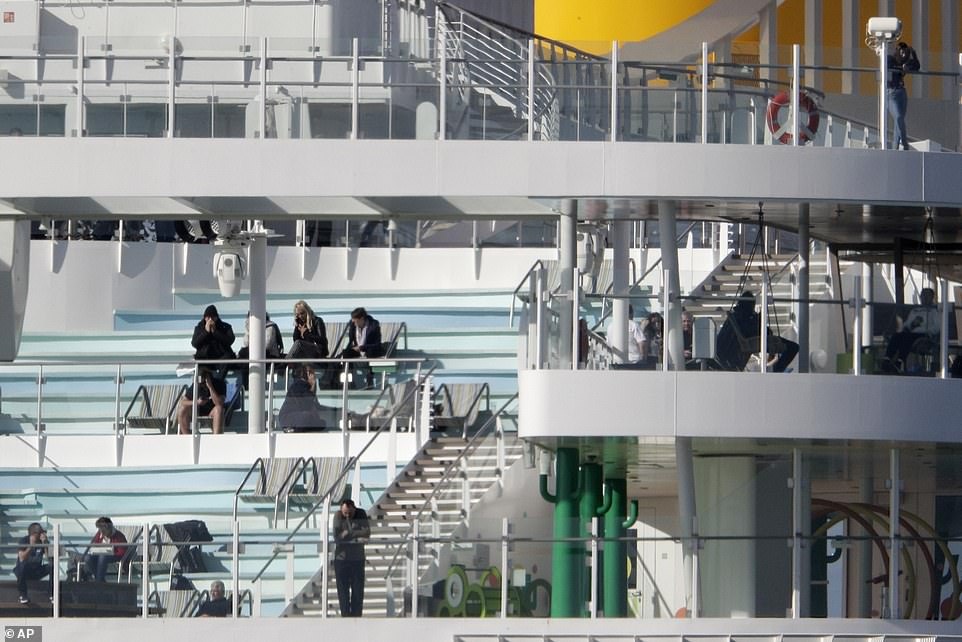 Du thuyền chở 7.000 người bị cách ly vì hai khách Trung Quốc nghi nhiễm virus corona